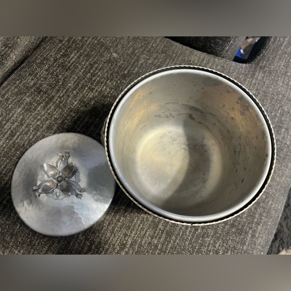 Vintage Hammered Aluminum Art Nouveau Ice Bucket Rose Bud Floral Trim Handles - Picture 6 of 11